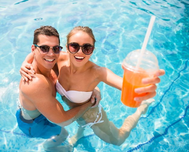 Relaxar na piscina do resort e beber cocktails.