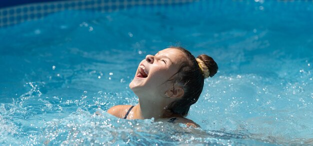 Relaxar na piscina fará você feliz Criança feliz aproveite o dia ensolarado na piscina Férias de verão Verão Lazer e recreação