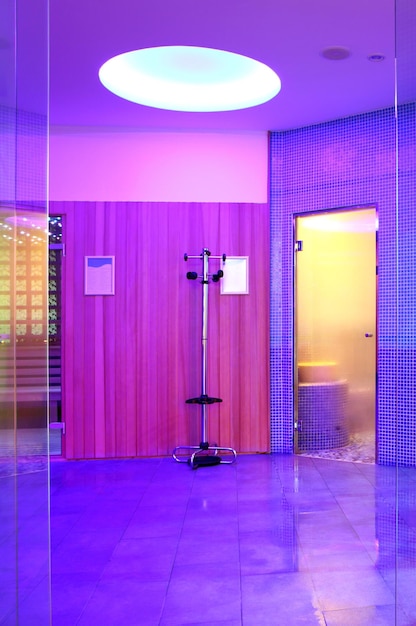 Relaxation Oasis Spa Center com Banhos Saunas e Iluminação Multicolor 4K Imagem