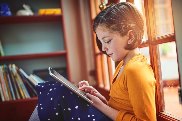 Foto relaxe a internet e a criança com tablet em casa para plataforma de jogos educacionais e entretenimento aplicativo digital e criança com tecnologia em casa para desenvolvimento de conhecimento e site de aprendizagem