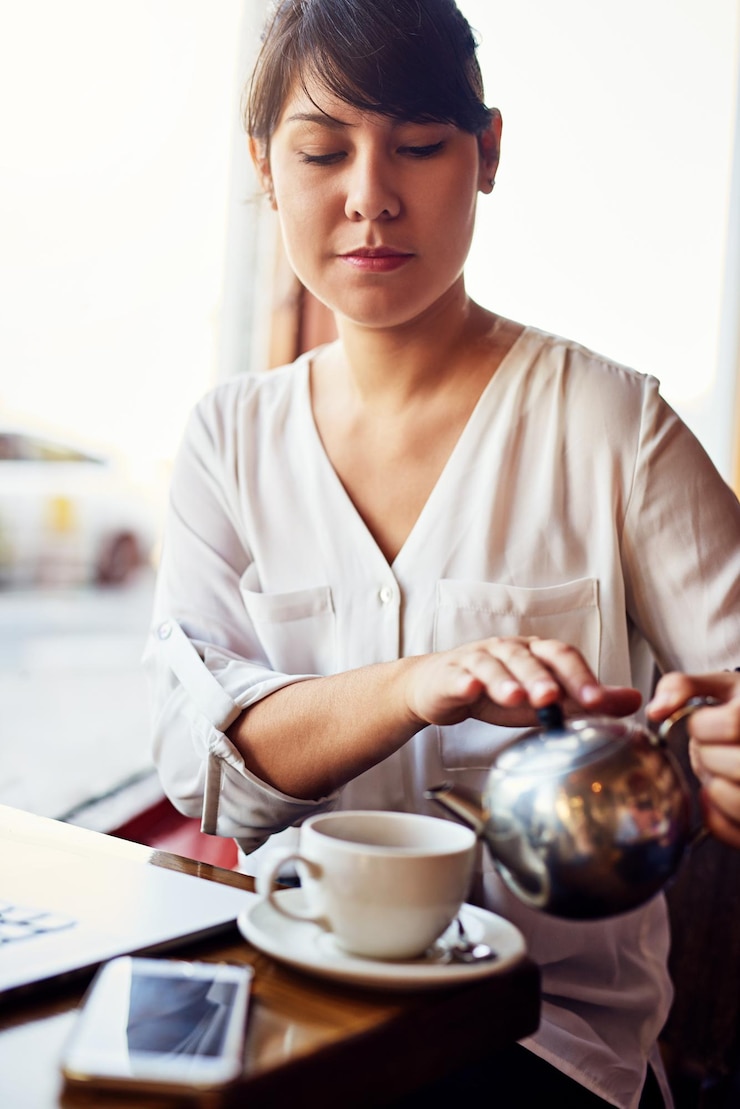 Foto relaxe a mulher e despeje o chá no café para beber bebida e trabalho remoto no laptop pot café e cliente preparar latte espresso e cerveja fresca com freelancer na mesa do restaurante de self-service