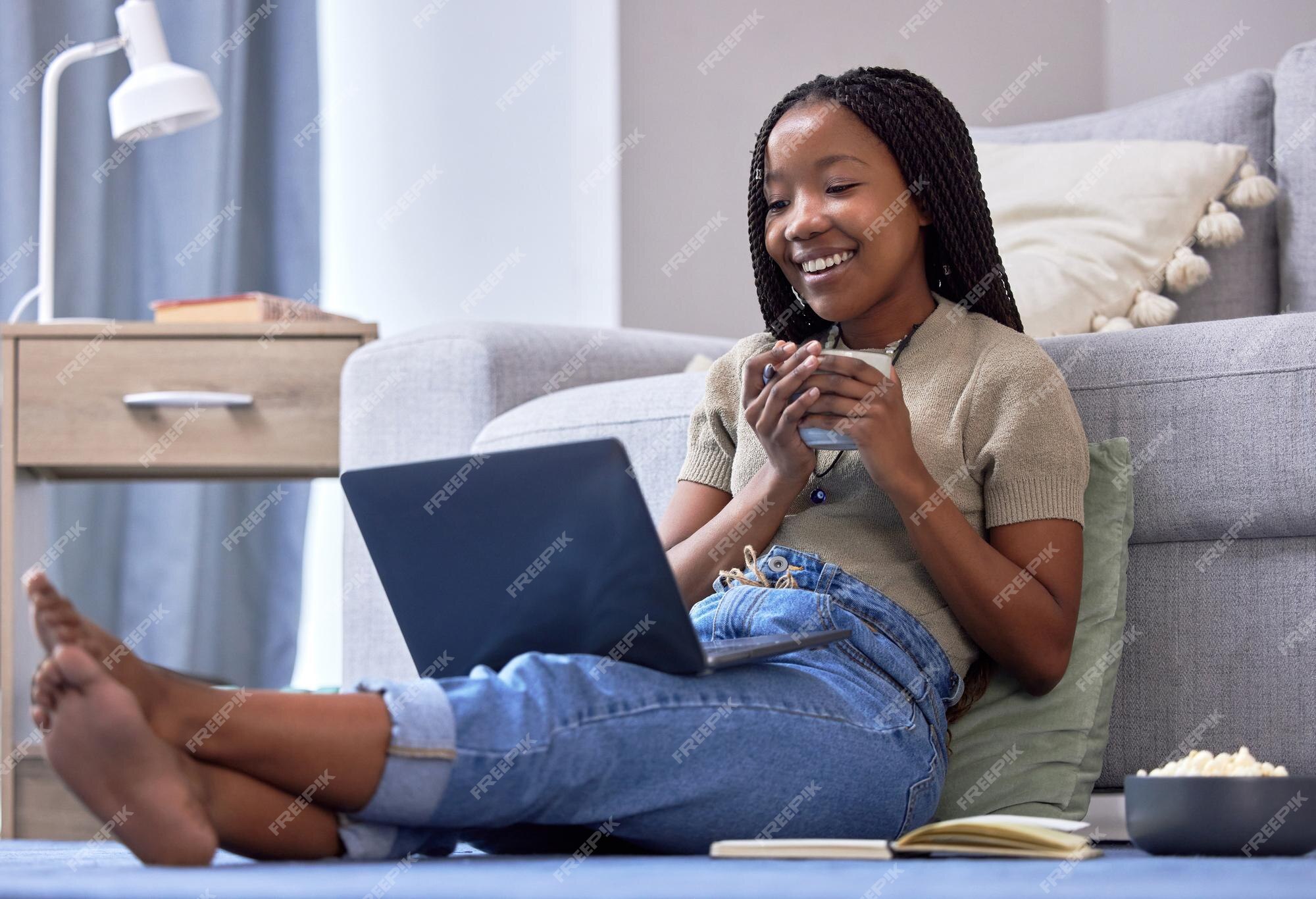 Relaxe a mulher negra no chão e o laptop para uma pausa na