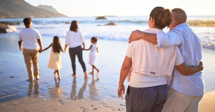 Foto relaxe a viagem e seja feliz com a grande família na praia caminhando nas férias de bali juntos pela natureza do verão e ame o apoio do oceano e de mãos dadas com os pais, avós e filhos de férias