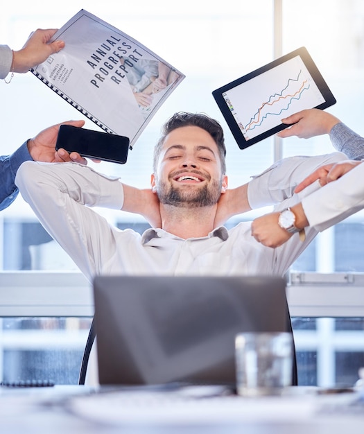 Foto relaxe as mãos e o homem de negócios com gerenciamento de tempo multitarefa e equilíbrio do escritório, estendendo-se na mesa trabalhador calmo, pessoa feliz ou gerente, alívio do estresse para documentos de tecnologia ou caos no local de trabalho