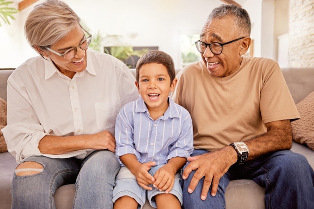 Relaxe feliz e avós com criança no sofá juntos para sorrir, amor e aposentadoria Paz juventude e retrato de velho e mulher com criança na sala de estar em casa de família para carinho, abraço e calma