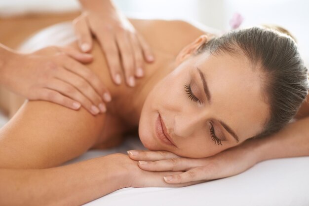 Relaxe massagem de ombro e mulher no spa para saúde bem-estar e equilíbrio com tratamento holístico de luxo auto-cuidados paz e menina na mesa para terapia muscular conforto e calma corpo serviço de mimos