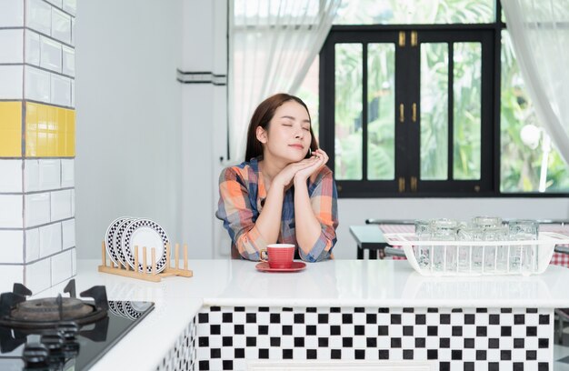 relaxe mulher com café na cozinha