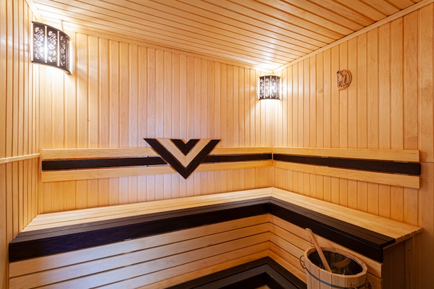 Relaxe na sauna quente. Interior clássico da sauna de madeira de estilo finlandês em prédio público, hotel