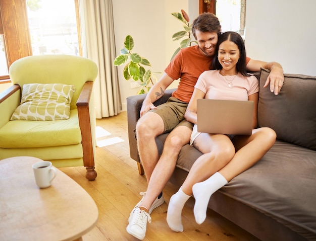 Relaxe o amor e o laptop com um jovem casal navegando na internet com tecnologia sem fio no sofá da sala de estar em casa fim de semana unindo e aprendendo juntos em uma casa no fim de semana