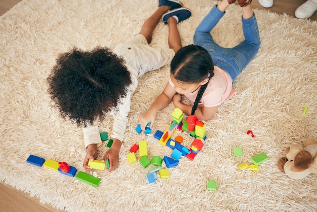 Blocos de construção crianças felizes e chão com brinquedos para jogar jogos  educativos e de união em casa desenvolvimento infantil familiar e meninos e  meninas desfrutam de atividades criativas aprendendo e relaxando