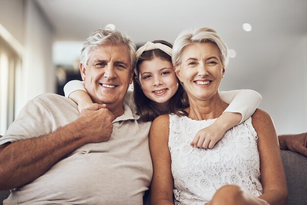 Foto relaxe o retrato ou os avós abraçam uma garota na sala de estar se unindo como uma família feliz em berlim com amor sorriso de aposentadoria ou homem idoso relaxando velha com criança em casa juntos em férias divertidas