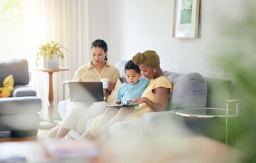 Mãe infantil e laptop na sala de estar da família para trabalho