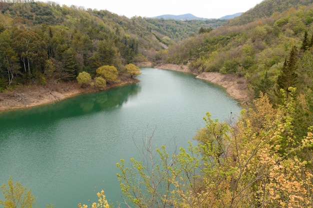 Relaxe paisagens calmas de outono com tempo nublado sobre o rio agri na província de potenza basilicata itália