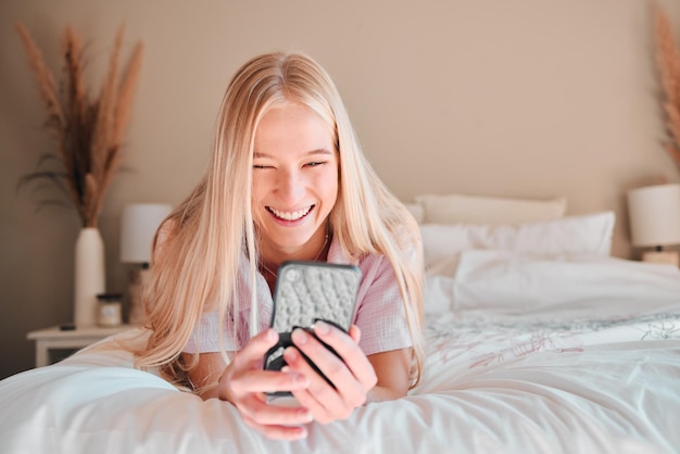 Relaxe, sorria ou mulher na cama smartphone ou digitando para conexão de mídia social ou pausa Menina ou pessoa do sexo feminino com aplicativo móvel de celular ou comunicação com sinal de rede ou conversando no quarto