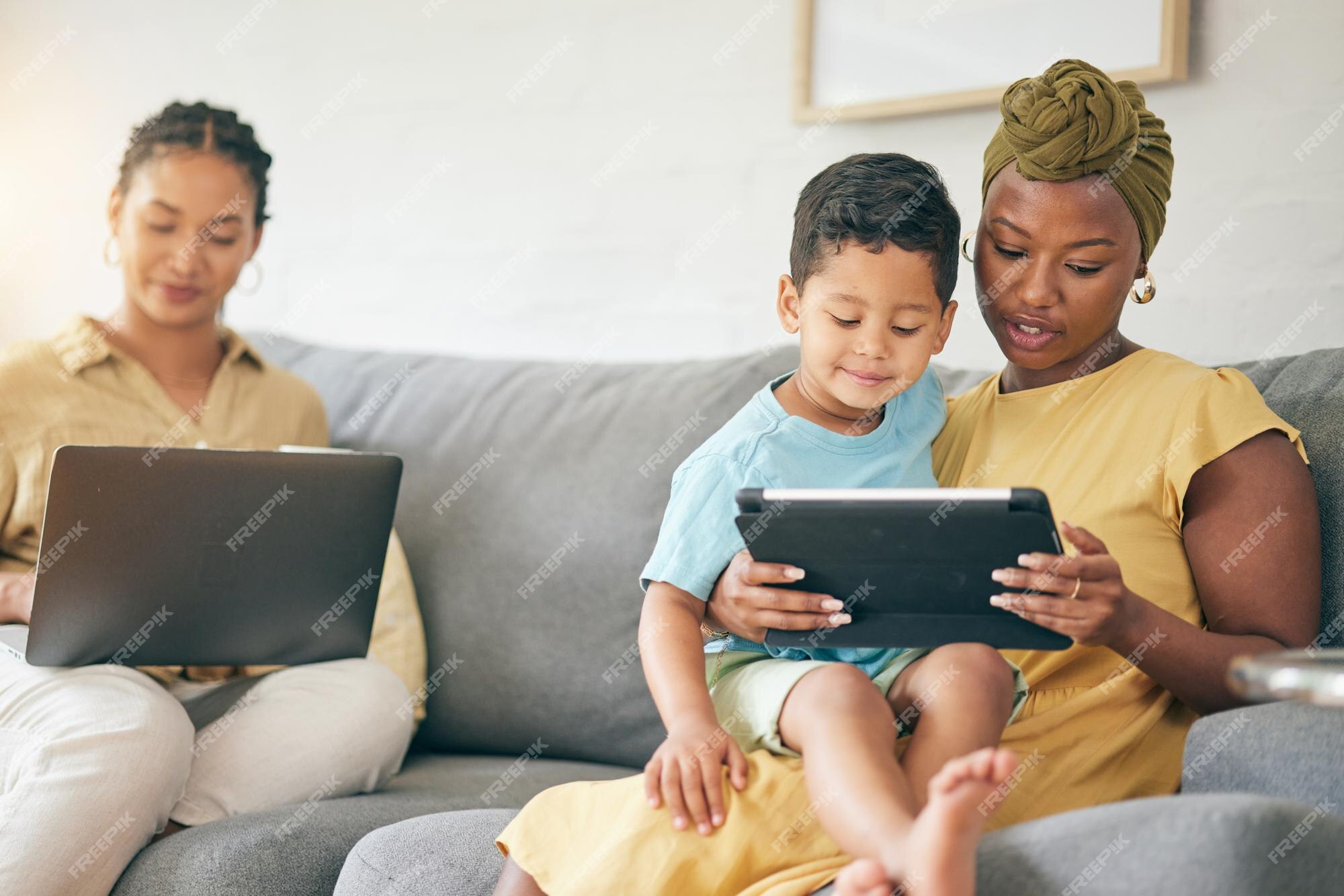 Mãe infantil e laptop na sala de estar da família para trabalho