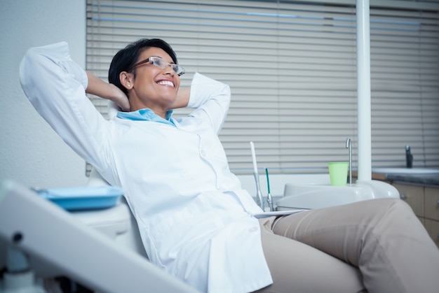 Relaxed, sorrindo, feminino, dentista, sentando, cadeira