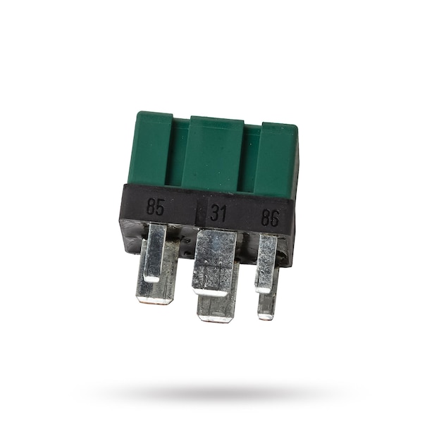 Relé eléctrico Relé auxiliar bobina de energía Relé magnético contactor 12v pieza automática aislada sobre fondo blanco