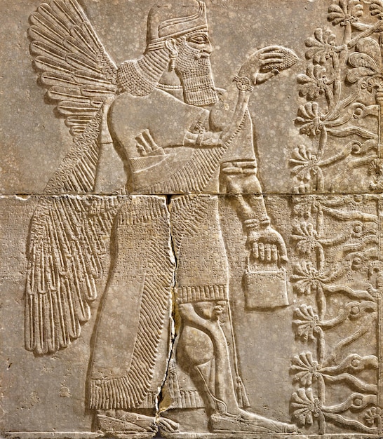 Relevo da parede assíria de um gênio alado com cuneiforme