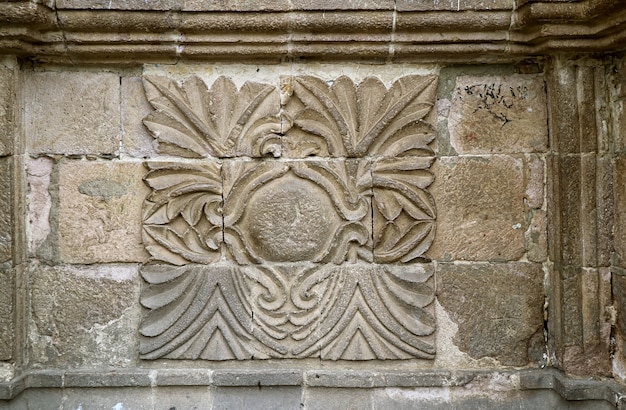 relevo na fachada da basílica de são francisco, uma histórica igreja barroca na paz bolivia