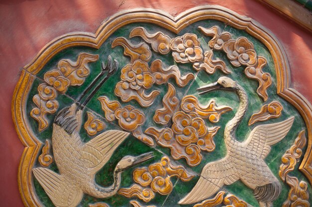 Bajo relieve de cisne en un templo
