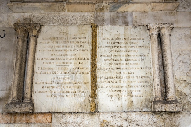 Foto bajo relieve de la cúpula gótica de cremona