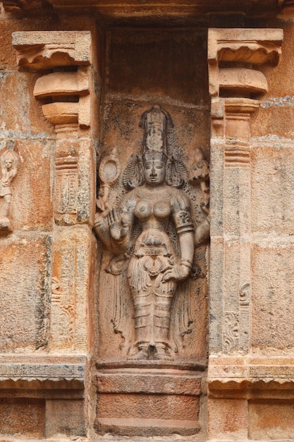 Bajo relieves en el templo hindú Brihadishwarar Temple Thanjavur