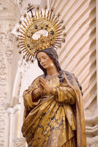 Foto religiöse ikonen in der kathedrale in sevilla, spanien