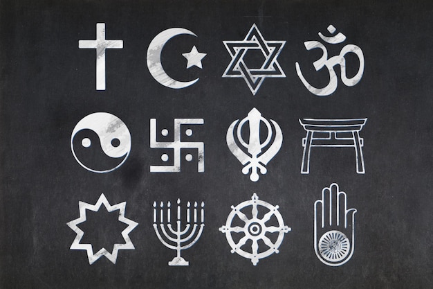 Religiöse Symbole auf einer Tafel gezeichnet