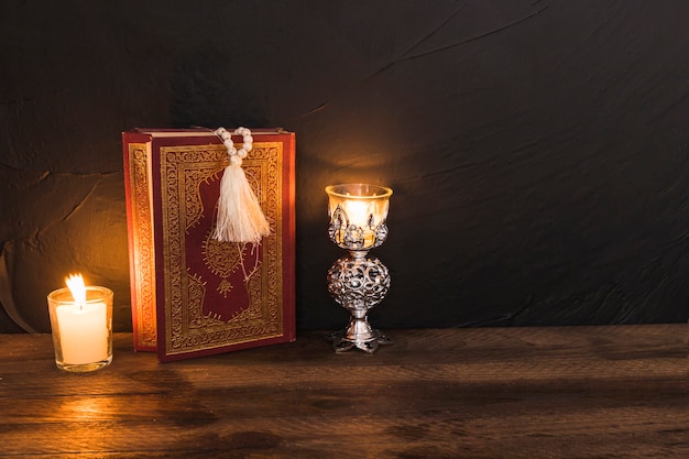 Religiöses Buch zwischen brennenden Kerzen