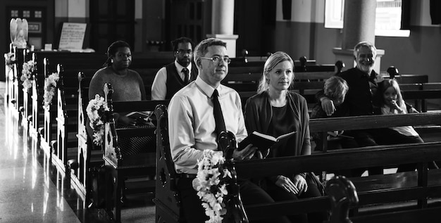 Religiöses Paar in einer Kirche