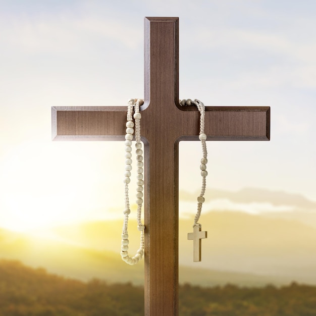 Religion Christentum Kreuz und Rosenkranz mit Sonnenlicht Hintergrund Symbol des Glaubens und der Anbetung Gottes