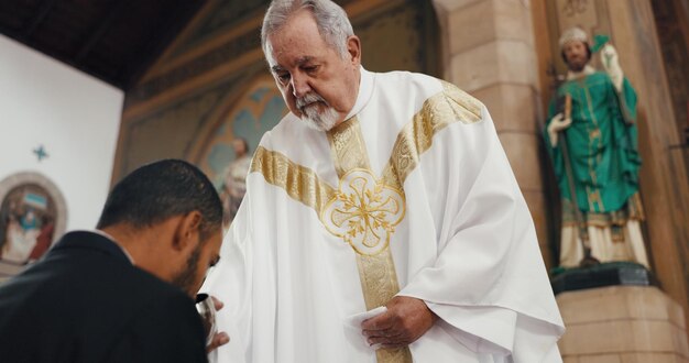 Religión comunión y hombre con sacerdote en la iglesia para servicio de tradición y sermón en el altar oración cristiana y pastor con persona masculina para compañerismo en la capilla para misa ritual del evangelio y adoración