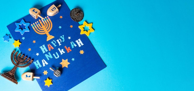 Religión concepto de fiesta judía Hanukkah con dreidels de madera girando la parte superior