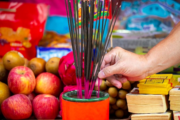 Religión tradicional de China Los creyentes del Festival del Fantasma Chino queman incienso y oran pidiendo bendición