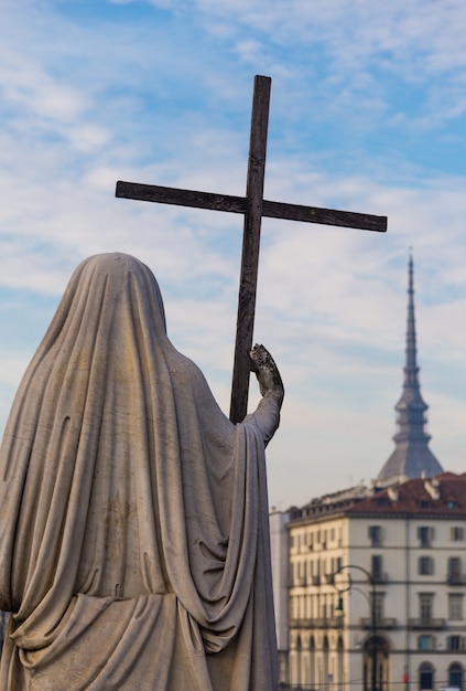 Religionsstatue mit Kreuz - befindet sich vor der Kirche Gran Madre, Turin