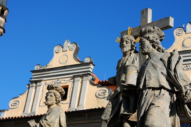 Religionsstatuen auf der Karlsbrücke befinden sich in Prag in der Tschechischen Republik