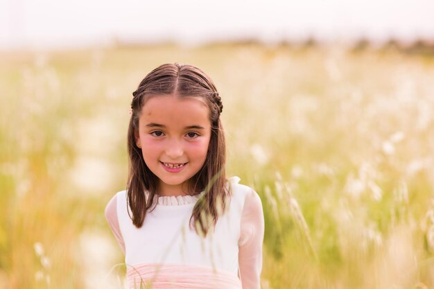 Religiosa católica celebración infantil niña hispana en comunión retrato verano