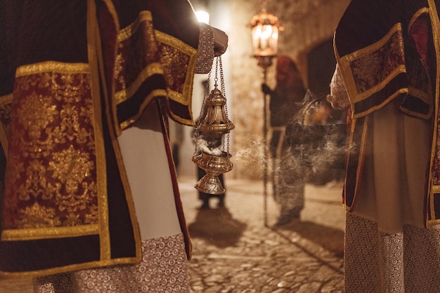 Foto religioso en su espalda con incienso