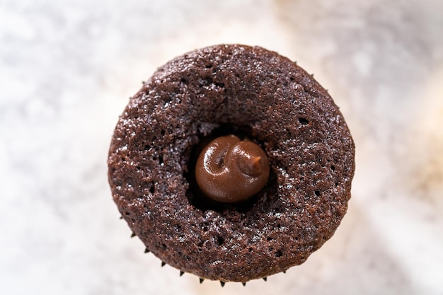 Relleno de cupcakes de chocolate con ganache de chocolate.