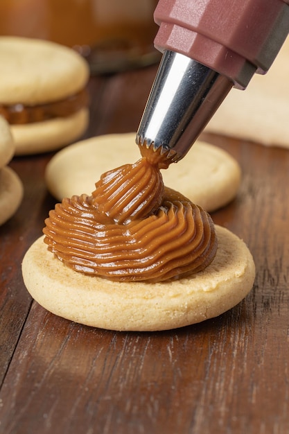 Relleno de dulce de leche un alfajor argentino hecho con maicena