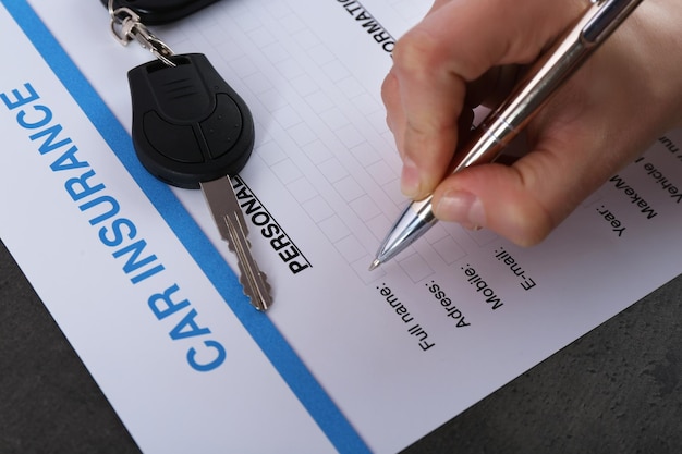 Relleno a mano en primer plano del formulario de seguro de coche