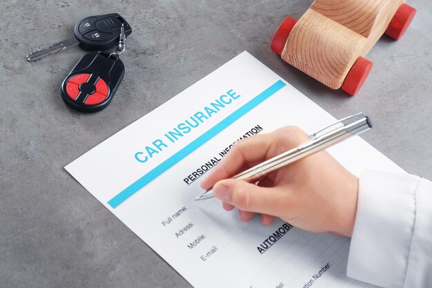 Relleno manual del formulario de seguro de automóvil en primer plano