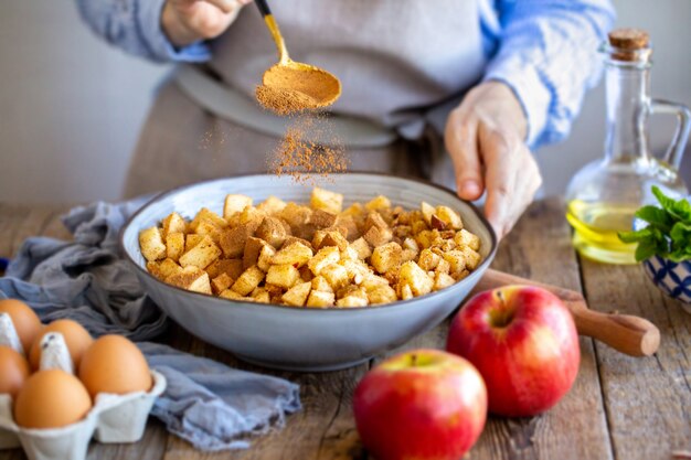 Relleno de manzana con canela y pasas para strudel.