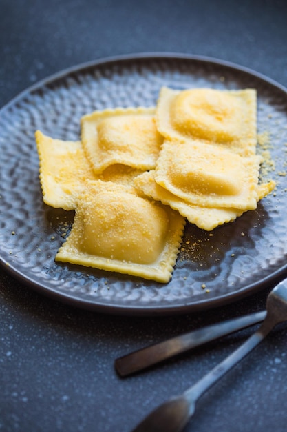 relleno de ravioli italiano con queso ricotta y espinacas de cerca