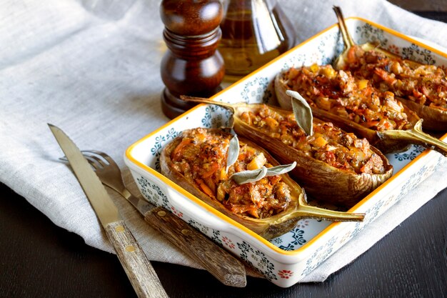 Rellenos de mitades de berenjenas al horno con verduras.