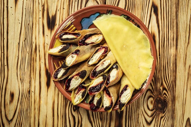 Rellenos de panqueques con cuajada y bayas listos para el desayuno