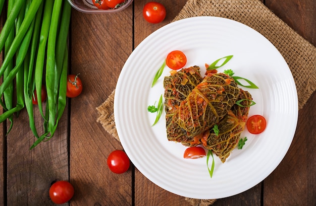 Rellenos de repollo de col rizada en salsa de tomate