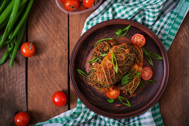 Rellenos de repollo de col rizada en salsa de tomate