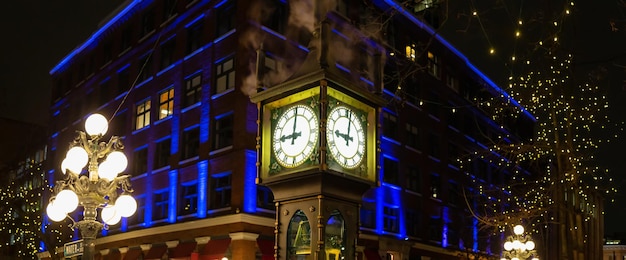 Relógio a vapor durante uma noite escura de inverno em Gastown Downtown Vancouver