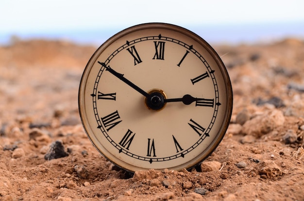 Relógio analógico clássico na areia